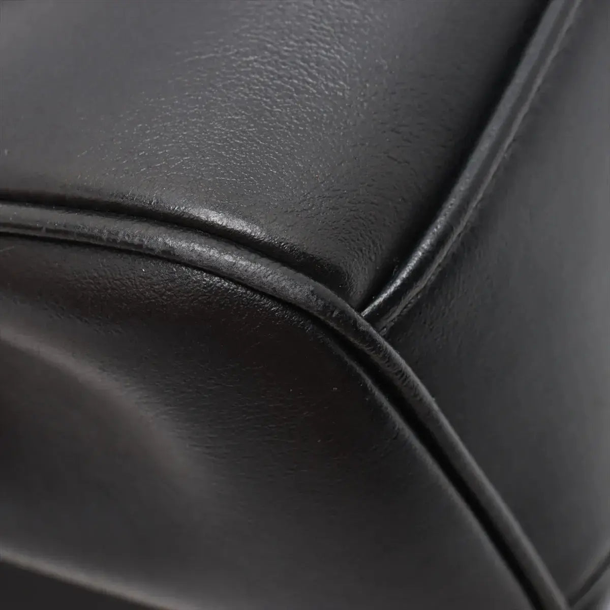 Pre-Loved 16 (Seize) Shoulder Bag Leather Medium with Gold Hardware, Black
