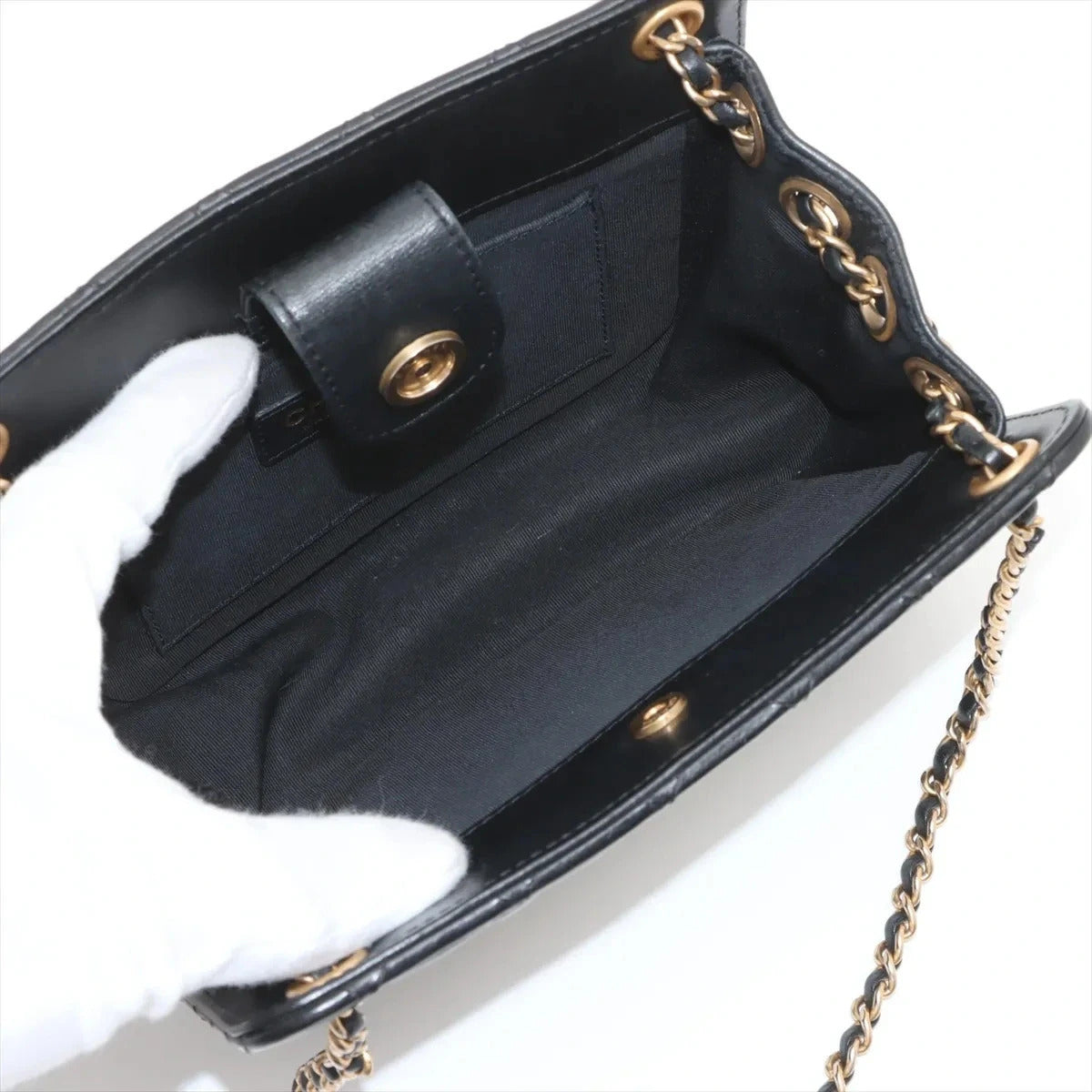 Pre-Loved CC Chain Logo Quilted Chain Bag Shoulder Bag Quilted Leather Small with Gold Hardware, Black