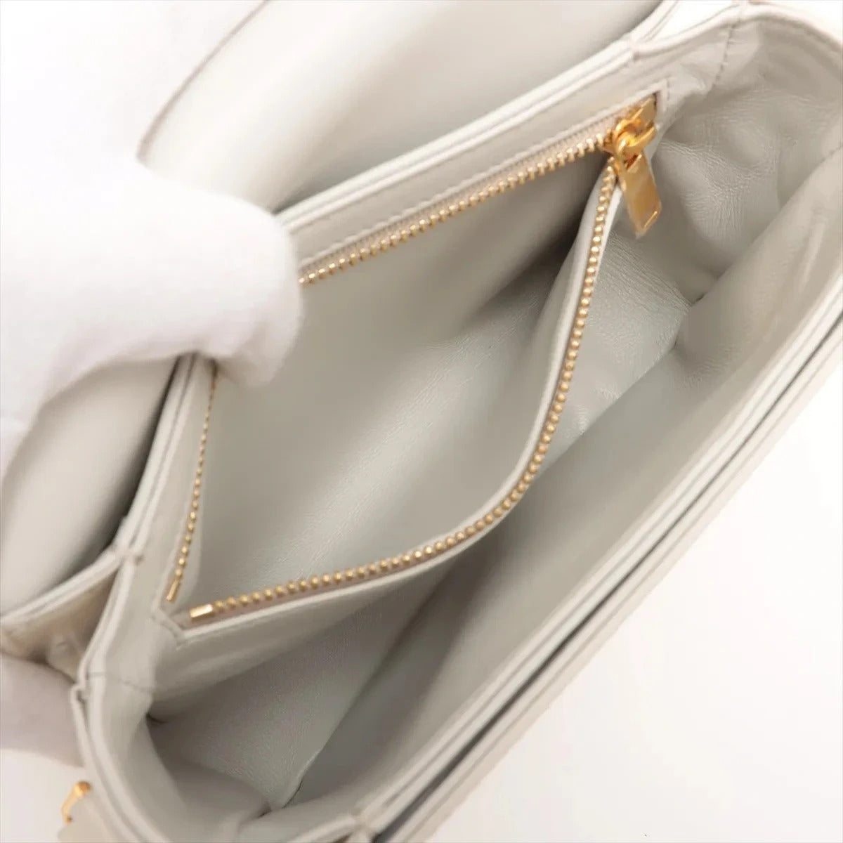 Pre-Loved Triomphe Shoulder Bag Leather Teen with Gold Hardware, White