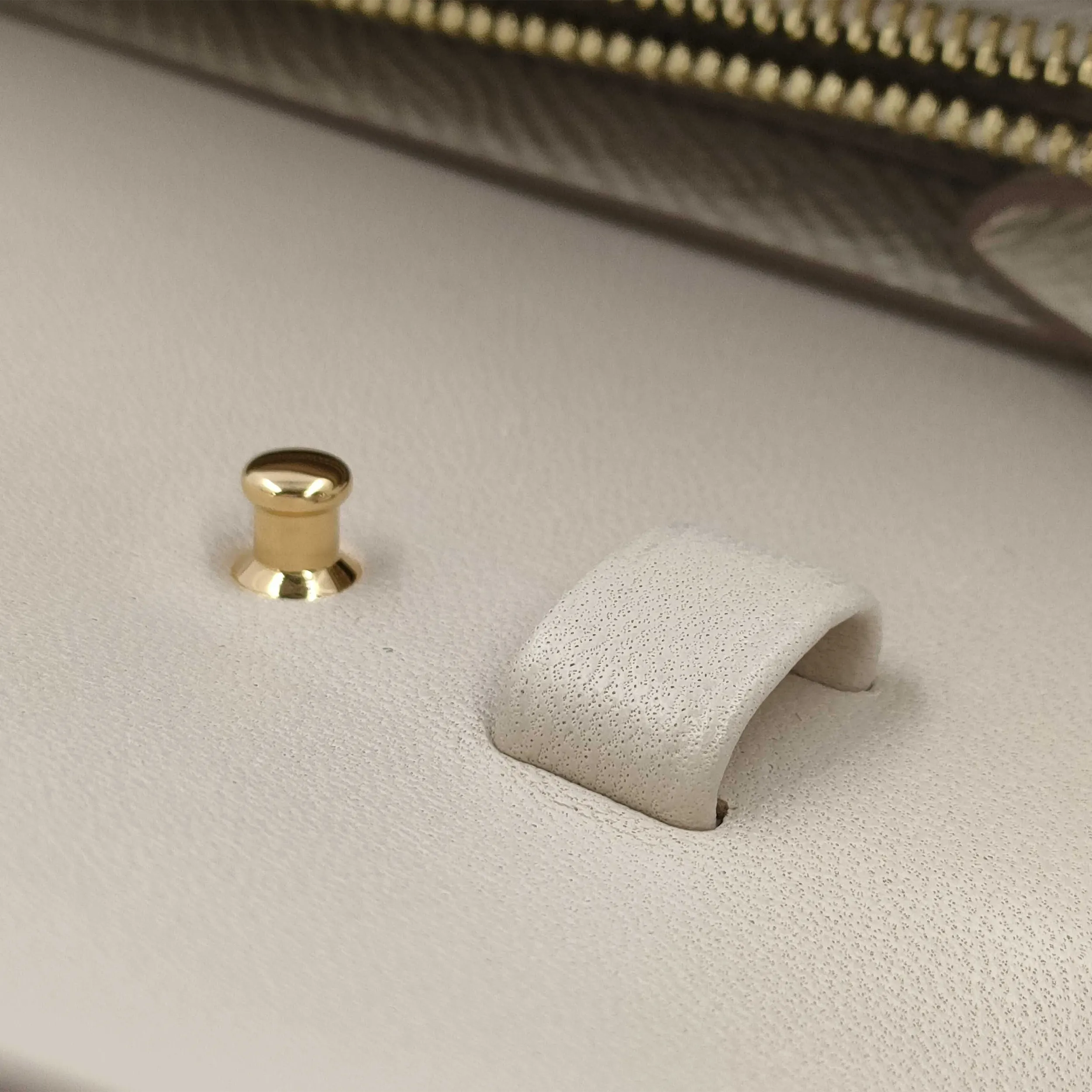 Pre-Owned Hermes Epsom Constance To Go Craie w/ Gold Hardware