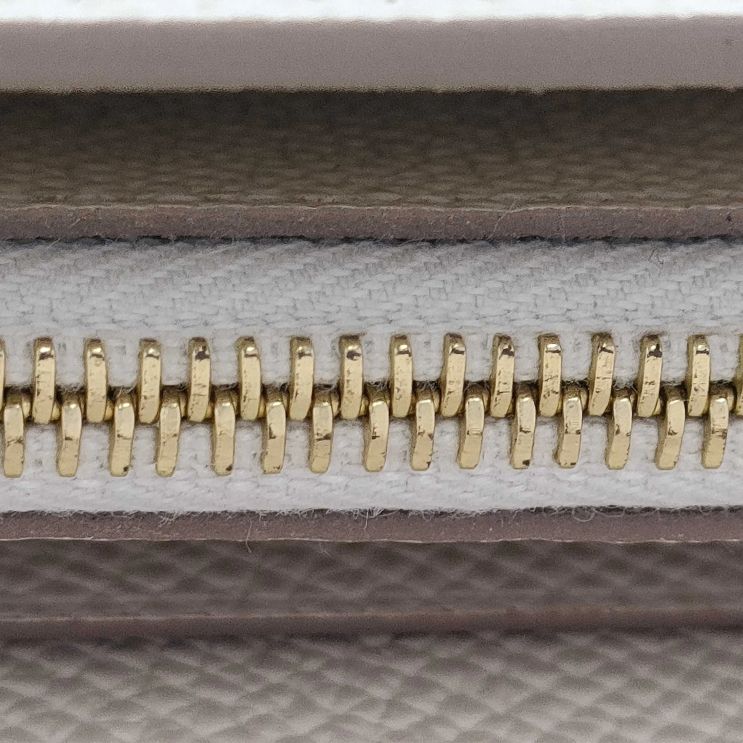 Pre-Owned Hermes Epsom Constance To Go Craie w/ Gold Hardware