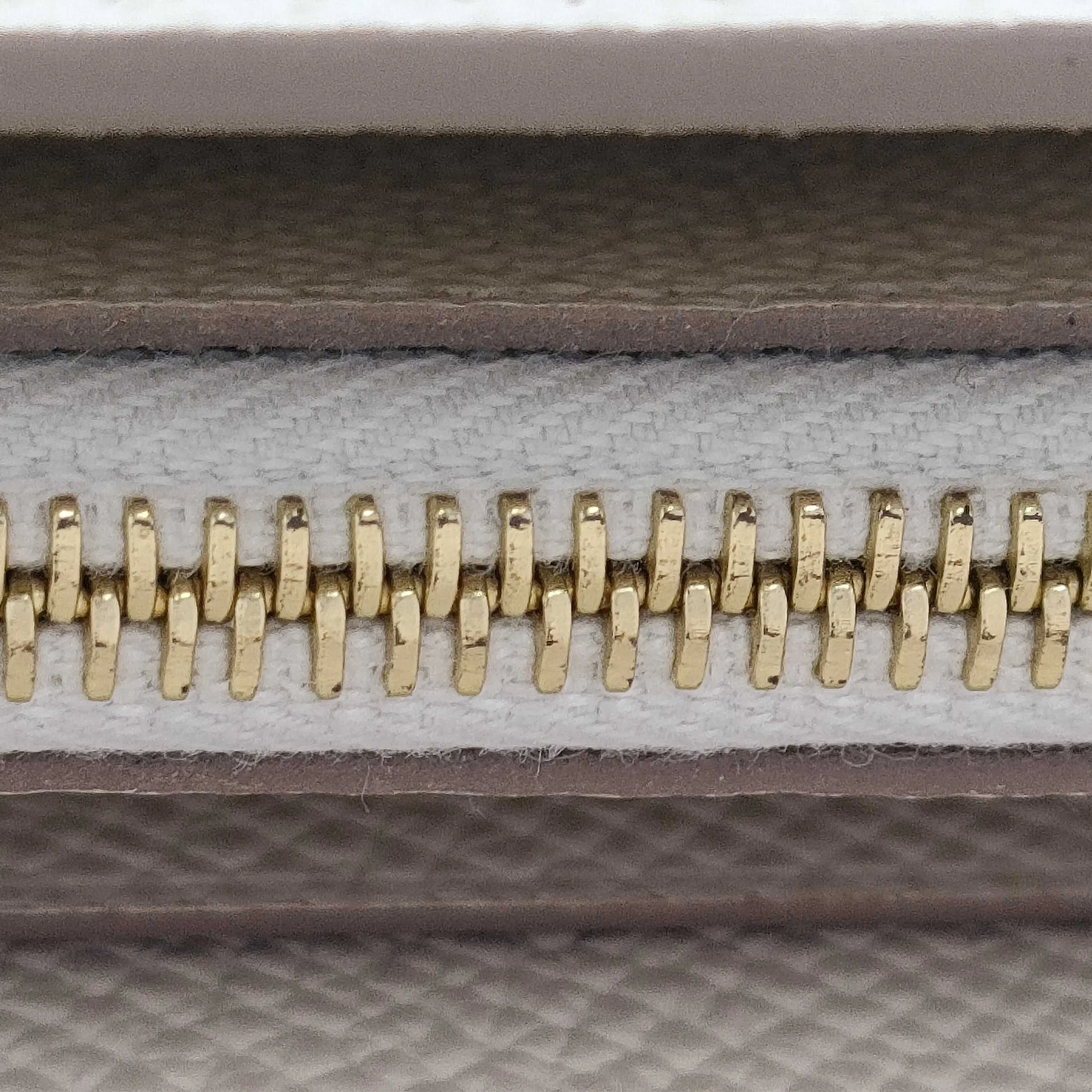 Pre-Owned Hermes Epsom Constance To Go Craie w/ Gold Hardware