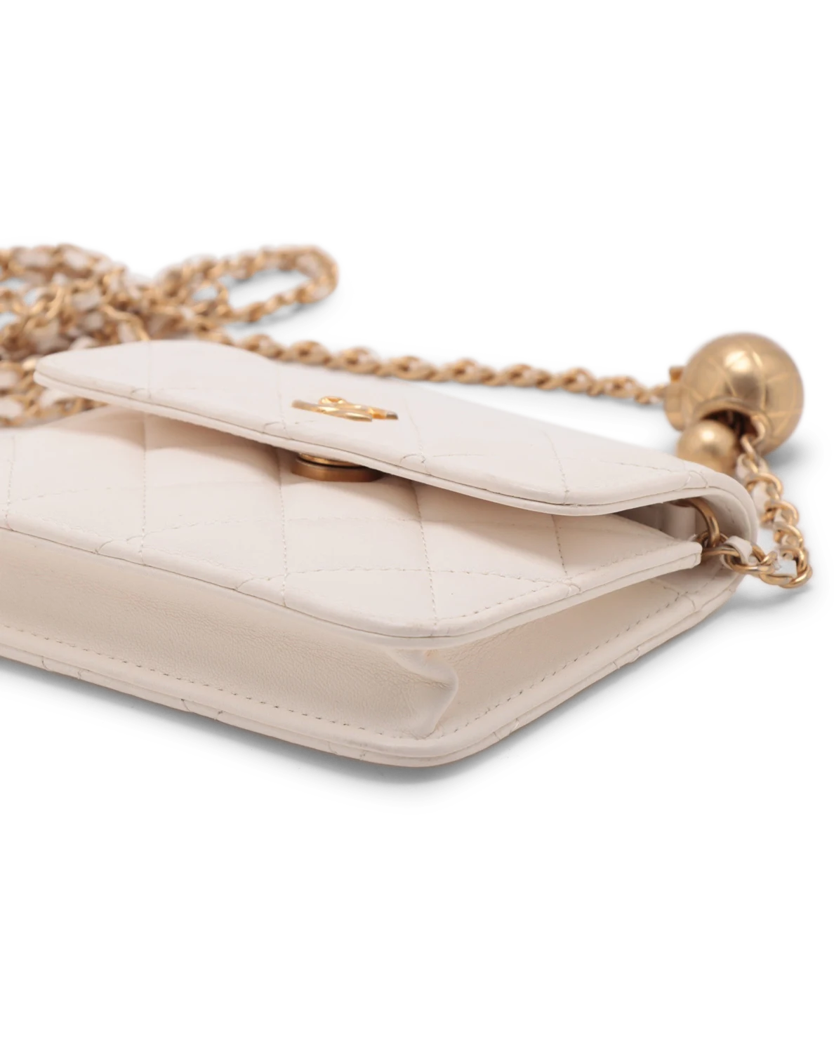 Pre-Owned Chanel Quilted Pearl Crush Clutch With Chain